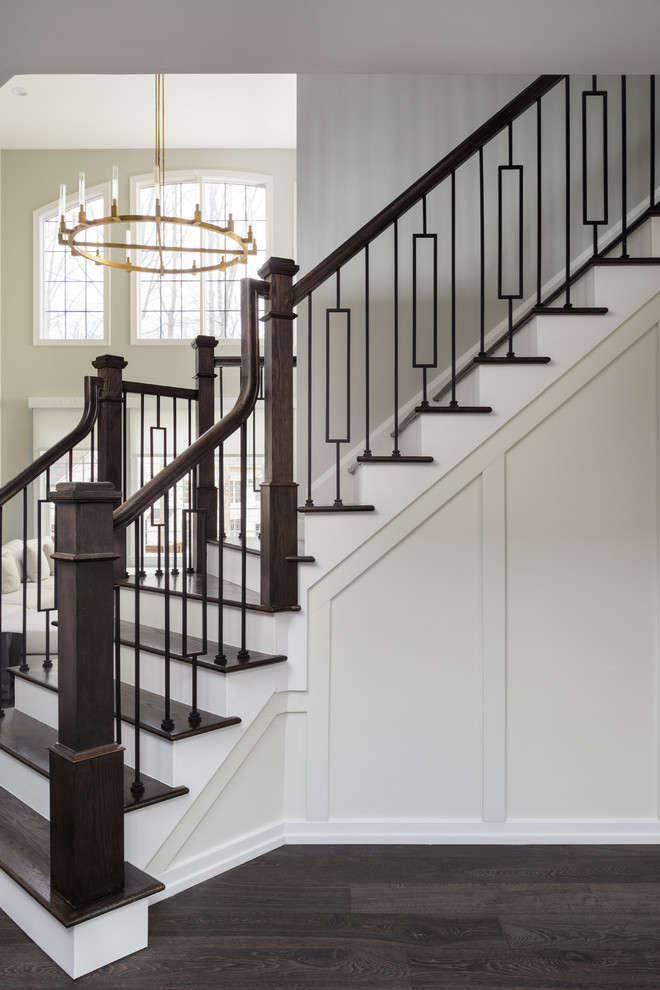 Imagen de escalera en L clásica renovada grande con escalones de madera y barandilla de metal