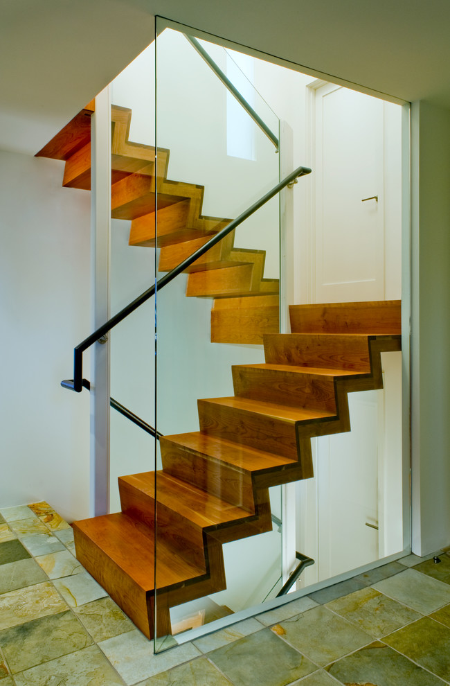 Exemple d'un escalier flottant tendance de taille moyenne avec des marches en bois et des contremarches en bois.