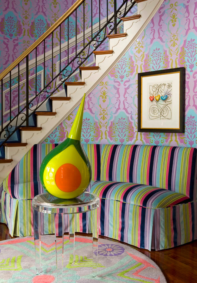 Cette photo montre un escalier peint courbe éclectique de taille moyenne avec des marches en bois.