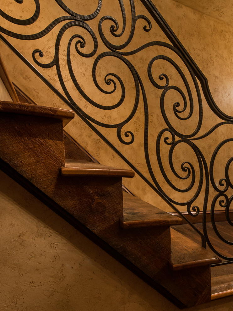 Idées déco pour un escalier classique en L de taille moyenne avec des marches en bois, des contremarches en bois et un garde-corps en métal.