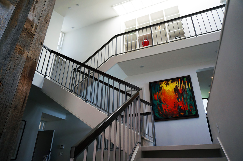 Источник вдохновения для домашнего уюта: п-образная лестница в стиле ретро с металлическими перилами