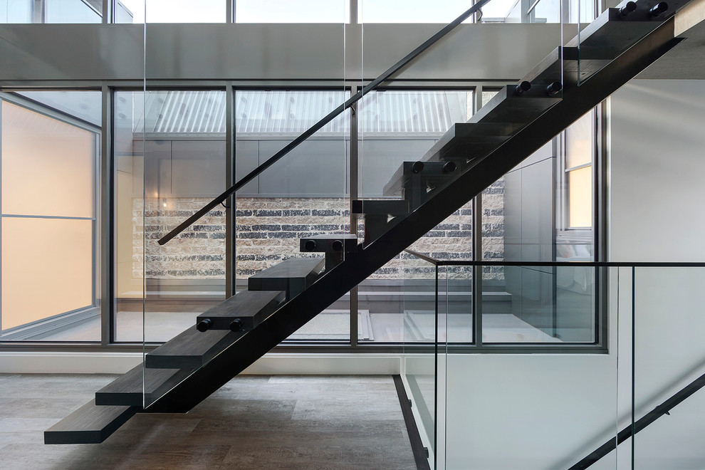 メルボルンにあるコンテンポラリースタイルのおしゃれな直階段 (木の蹴込み板) の写真