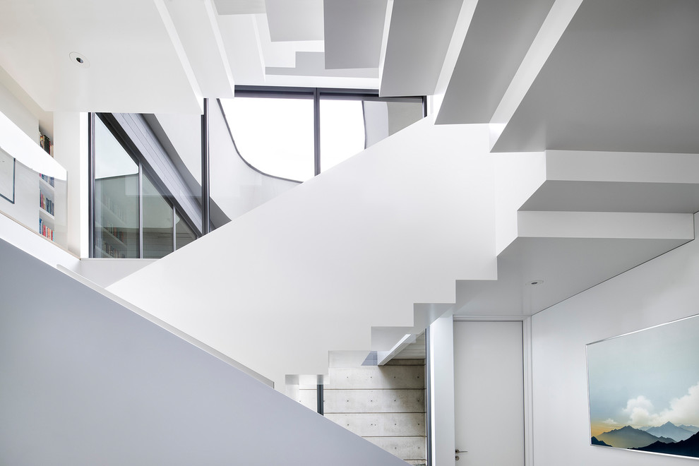 Стильный дизайн: большая п-образная деревянная лестница в стиле ретро с деревянными ступенями и металлическими перилами - последний тренд