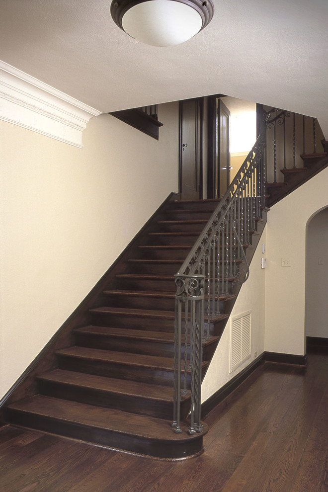 Ejemplo de escalera en L clásica de tamaño medio con escalones de madera y contrahuellas de madera