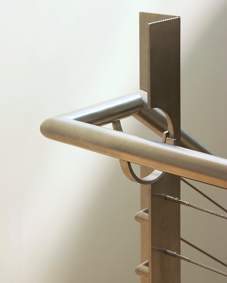 Bild på en mellanstor funkis u-trappa i trä, med sättsteg i metall