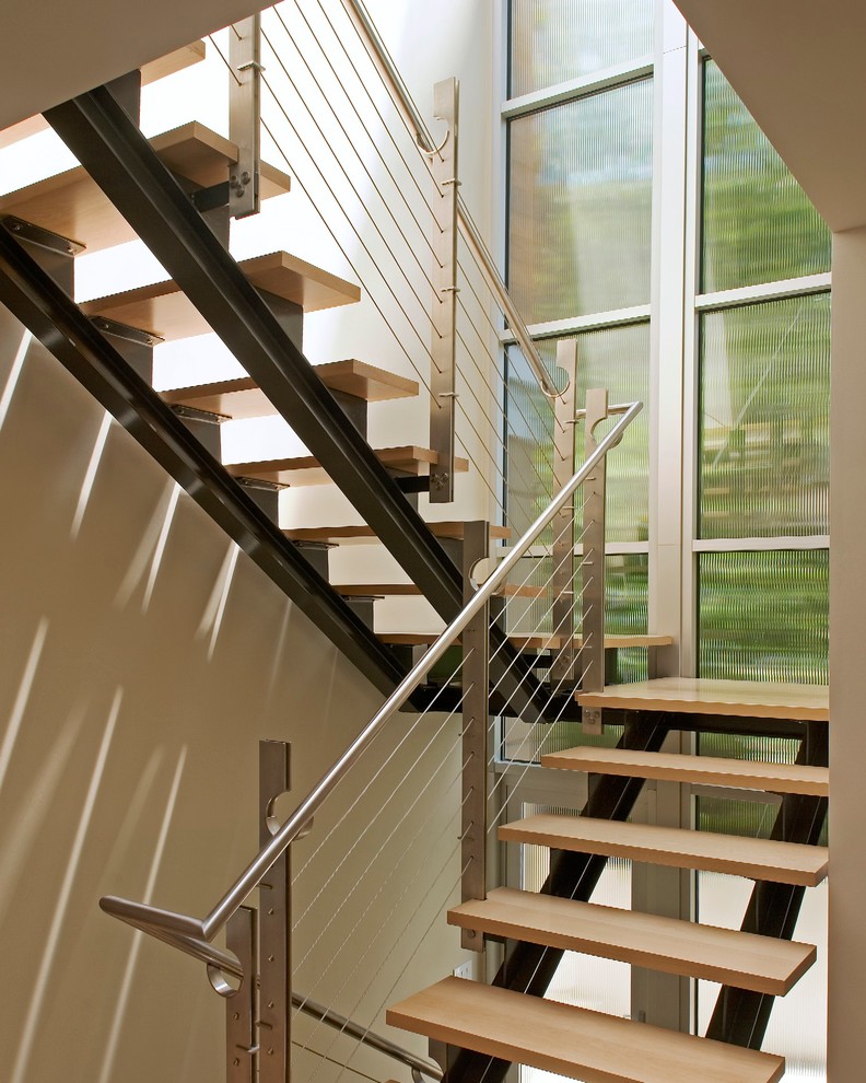 Immagine di una scala a "U" contemporanea di medie dimensioni con pedata in legno e alzata in metallo