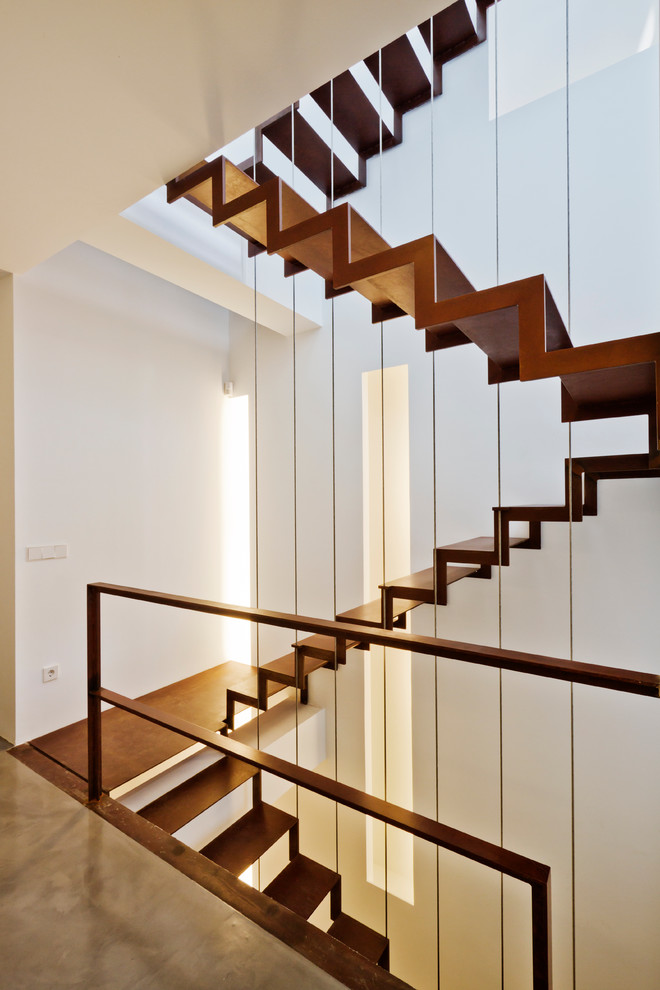 Свежая идея для дизайна: большая п-образная лестница в современном стиле с металлическими ступенями без подступенок - отличное фото интерьера