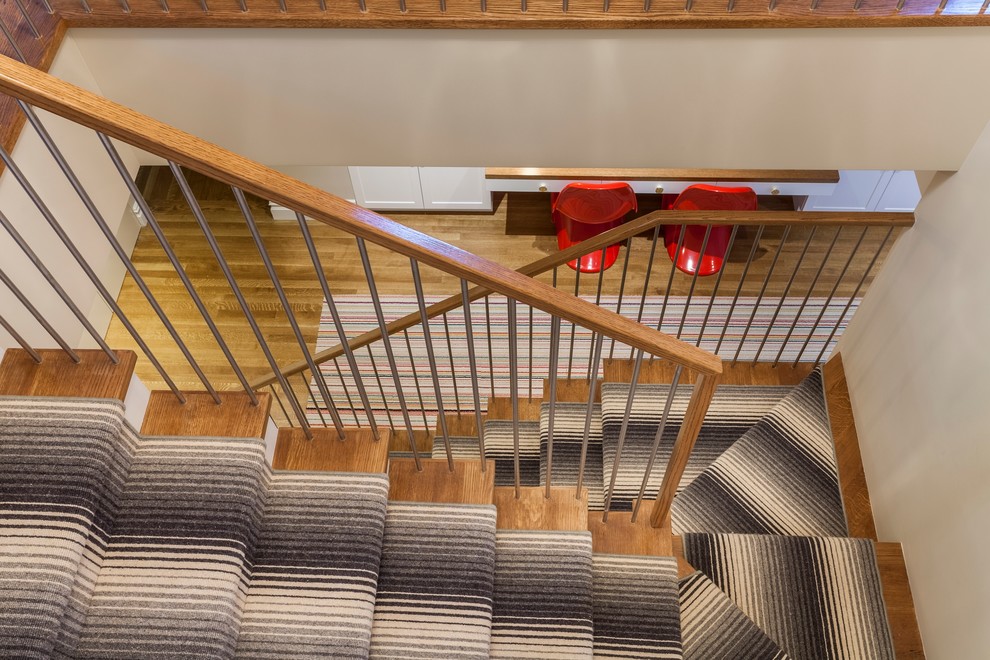 Источник вдохновения для домашнего уюта: п-образная лестница среднего размера в стиле модернизм с деревянными ступенями