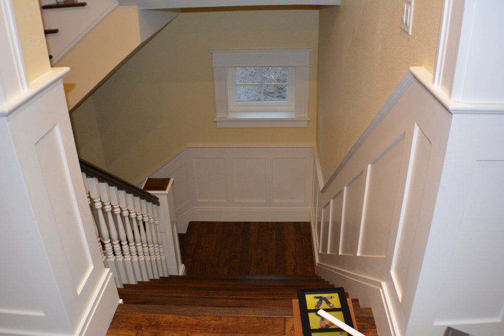 Foto de escalera suspendida clásica grande con escalones de madera y contrahuellas de madera pintada