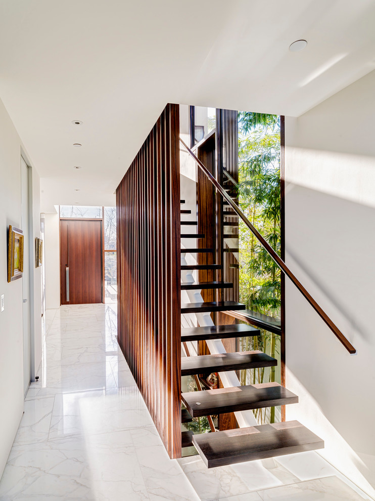 Réalisation d'un escalier sans contremarche droit minimaliste de taille moyenne avec des marches en bois, un garde-corps en bois et éclairage.