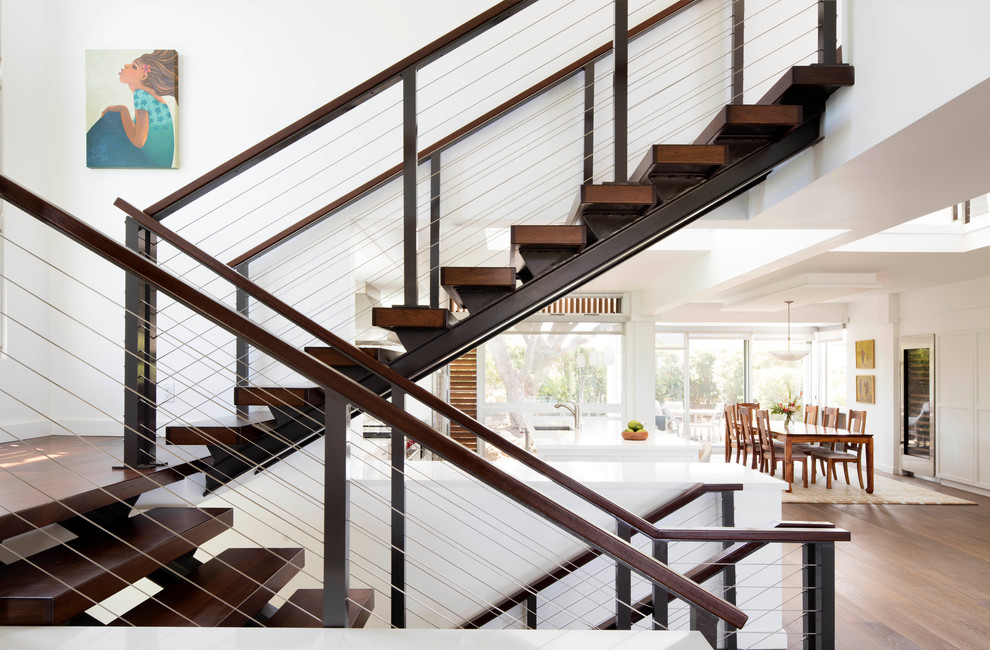 Inspiration pour un escalier sans contremarche minimaliste en U de taille moyenne avec des marches en bois et un garde-corps en câble.
