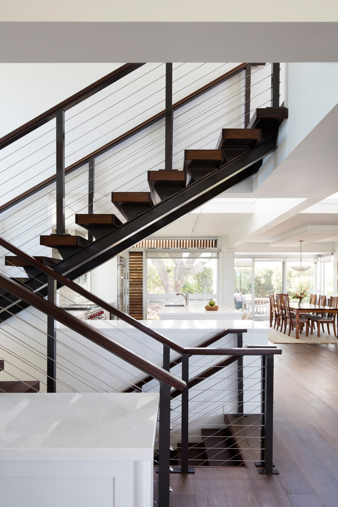 Источник вдохновения для домашнего уюта: п-образная лестница среднего размера в стиле модернизм с деревянными ступенями и перилами из тросов без подступенок