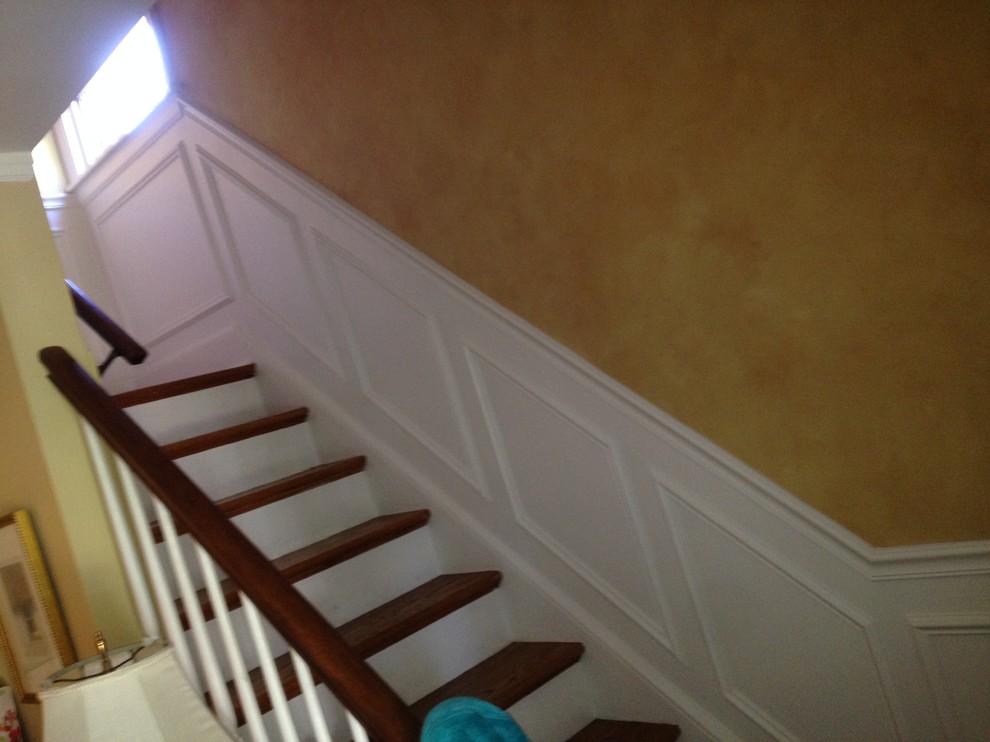 Источник вдохновения для домашнего уюта: прямая лестница среднего размера в стиле кантри с деревянными ступенями, крашенными деревянными подступенками и деревянными перилами
