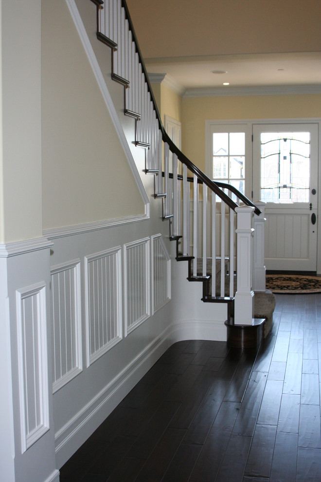 Exemple d'un escalier courbe chic avec des marches en moquette, des contremarches en moquette, un garde-corps en bois et boiseries.