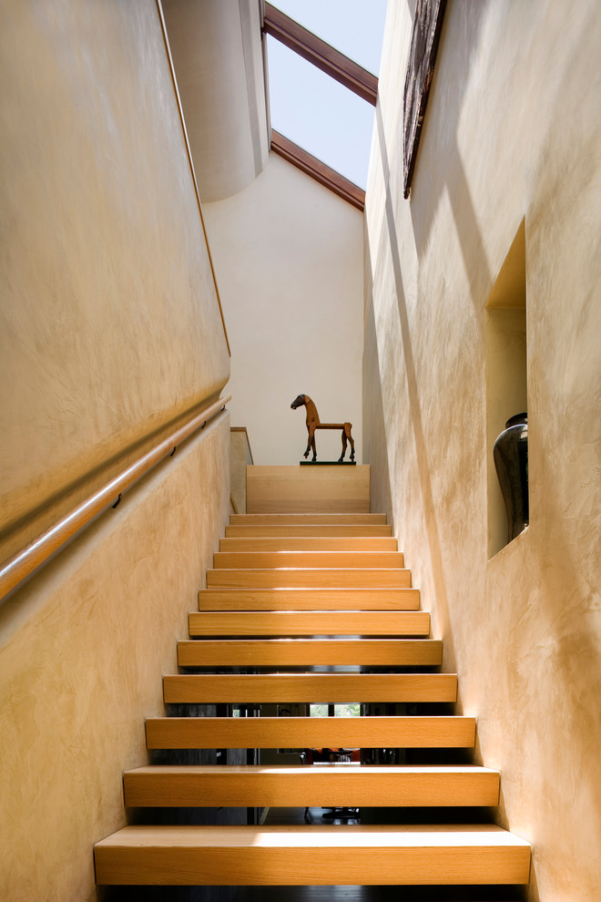 Cette photo montre un escalier sans contremarche tendance en L de taille moyenne avec des marches en bois.