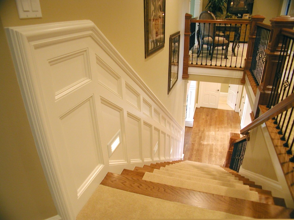 Идея дизайна: большая прямая лестница в классическом стиле с ступенями с ковровым покрытием, ковровыми подступенками и перилами из смешанных материалов