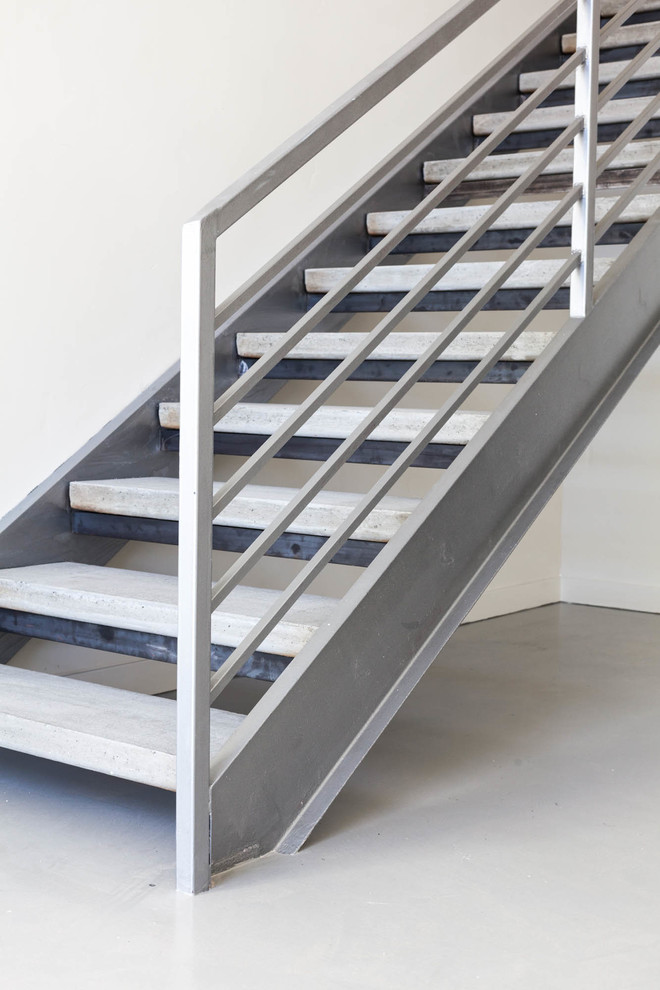 Свежая идея для дизайна: прямая металлическая лестница среднего размера в стиле лофт с бетонными ступенями - отличное фото интерьера