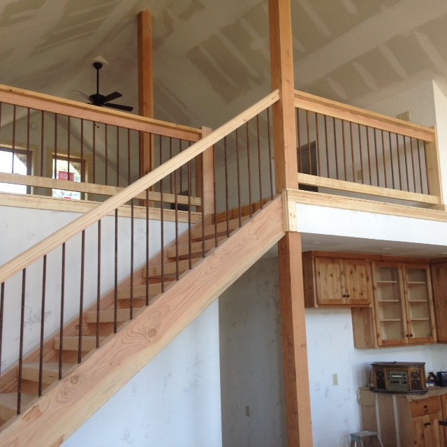 Стильный дизайн: большая прямая лестница в классическом стиле с деревянными ступенями и металлическими перилами без подступенок - последний тренд
