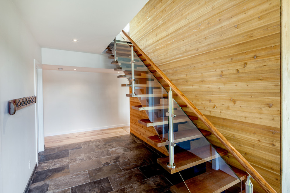 Diseño de escalera suspendida actual pequeña con escalones de vidrio y barandilla de madera