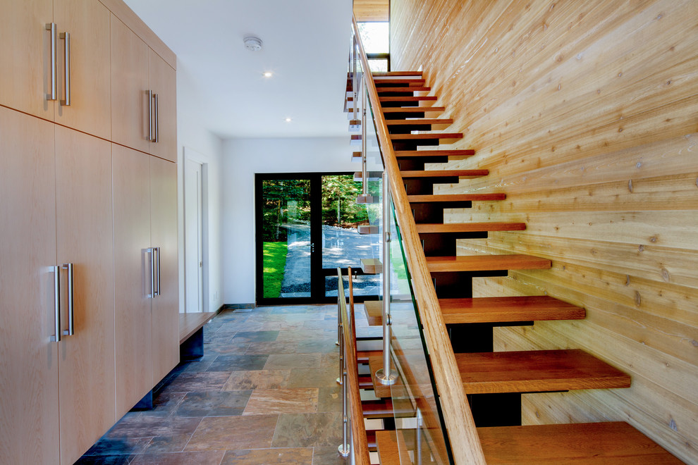 Идея дизайна: маленькая лестница на больцах в современном стиле с стеклянными ступенями и деревянными перилами для на участке и в саду