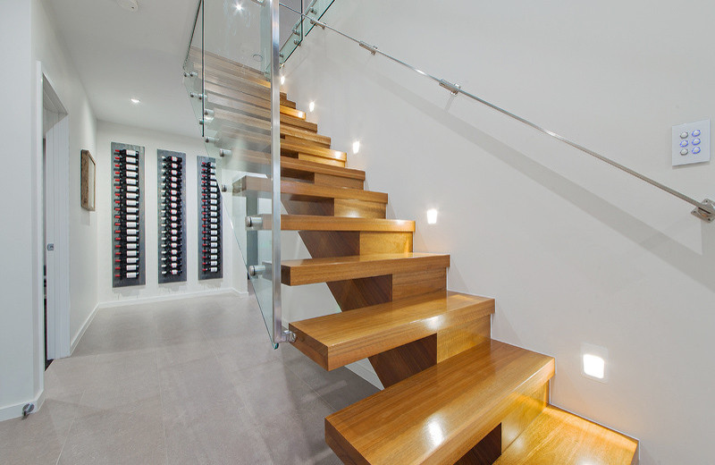 Imagen de escalera recta actual con escalones de madera y contrahuellas de madera