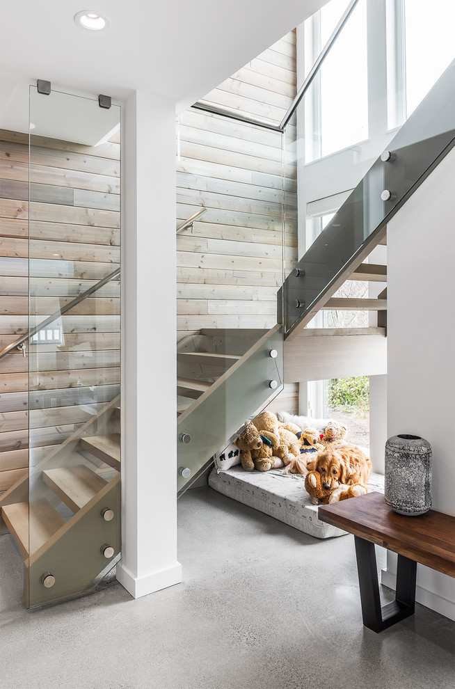 Imagen de escalera en L actual sin contrahuella con escalones de madera y barandilla de vidrio
