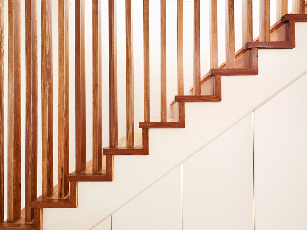 Imagen de escalera recta contemporánea pequeña con escalones de madera y contrahuellas de madera