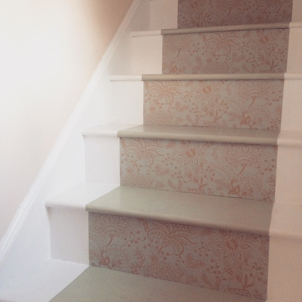 На фото: маленькая прямая лестница в классическом стиле с крашенными деревянными ступенями для на участке и в саду с