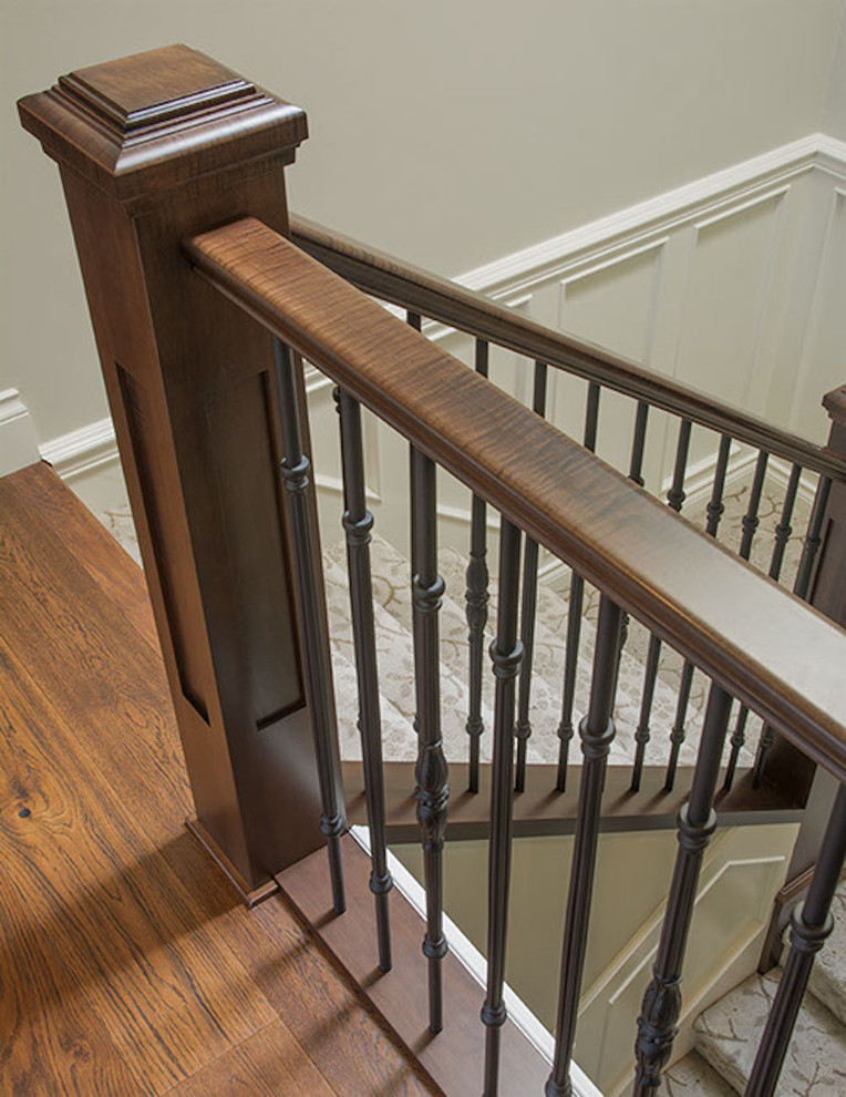 Свежая идея для дизайна: п-образная лестница среднего размера в классическом стиле с ступенями с ковровым покрытием, ковровыми подступенками и металлическими перилами - отличное фото интерьера