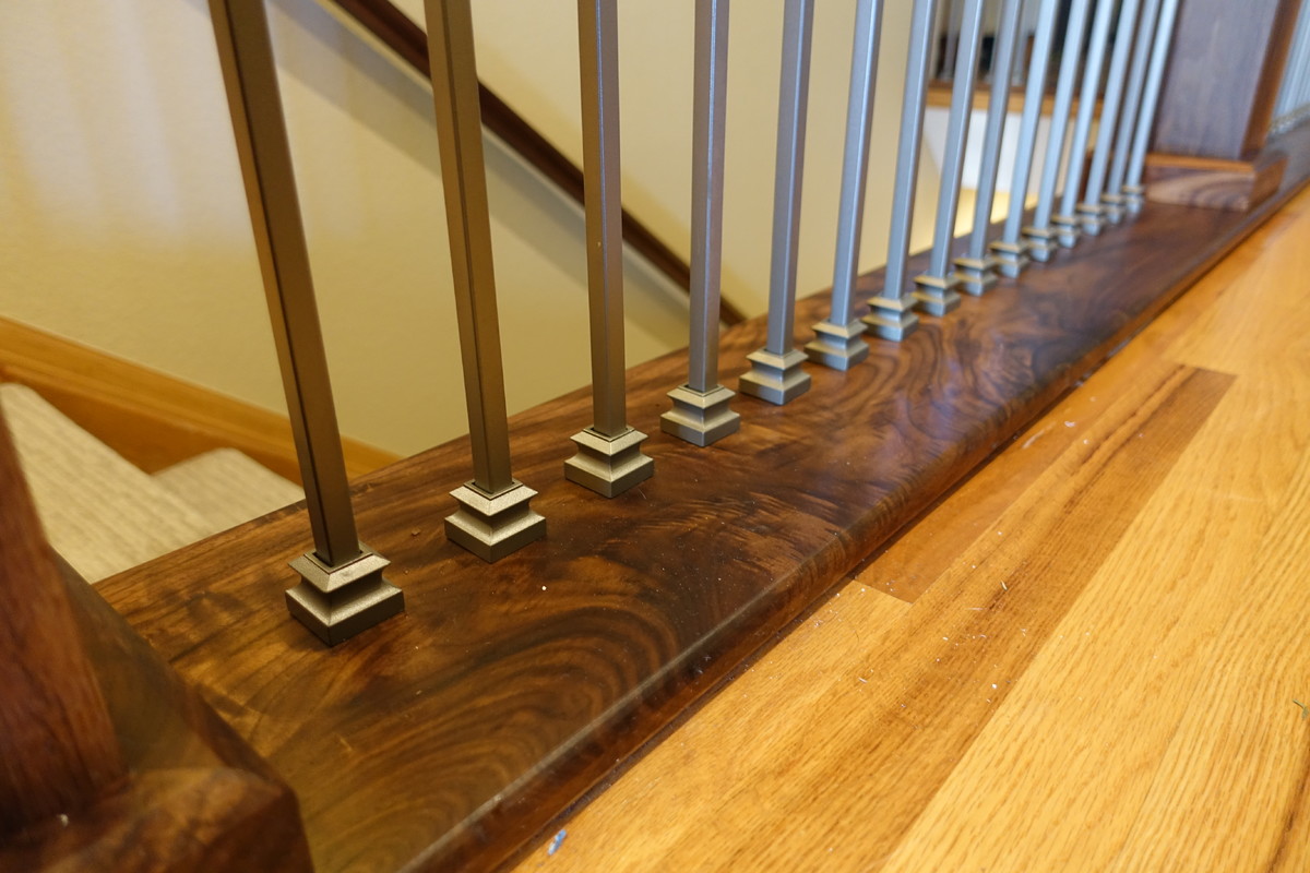 Kleines Klassisches Treppengeländer Holz in L-Form mit Teppich-Treppenstufen und Teppich-Setzstufen in Denver
