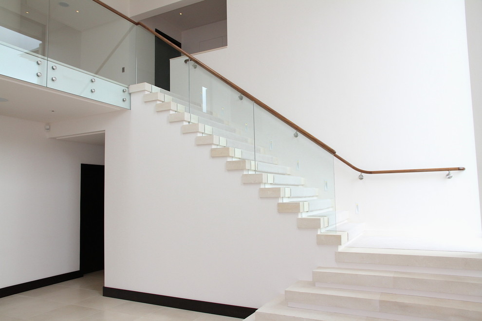 Cette image montre un grand escalier courbe design.