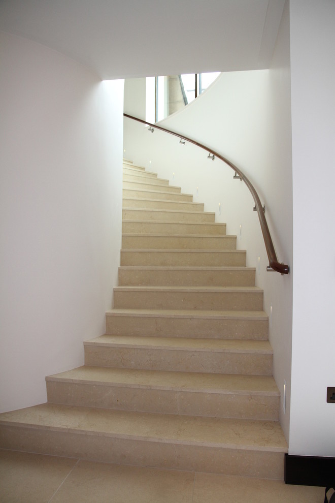 Diseño de escalera curva contemporánea grande
