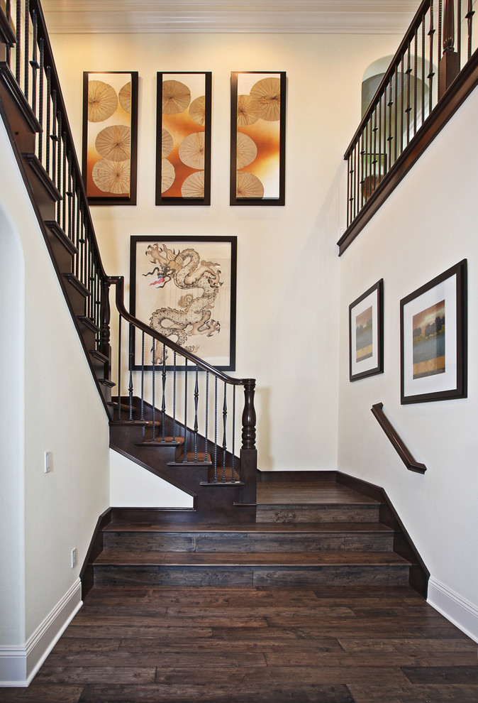 Imagen de escalera asiática con escalones de madera y contrahuellas de madera