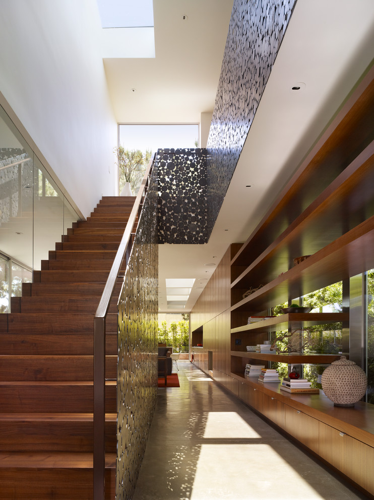 Gerade, Mittelgroße Moderne Holztreppe mit Holz-Setzstufen und Stahlgeländer in Los Angeles