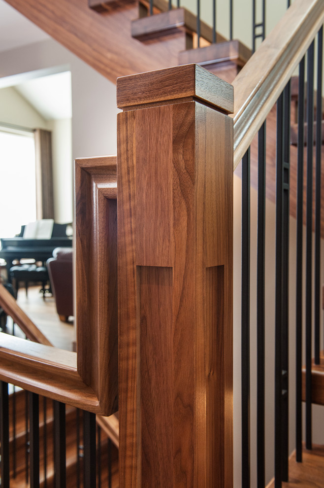 Réalisation d'un escalier craftsman en L avec des marches en bois et des contremarches en bois.