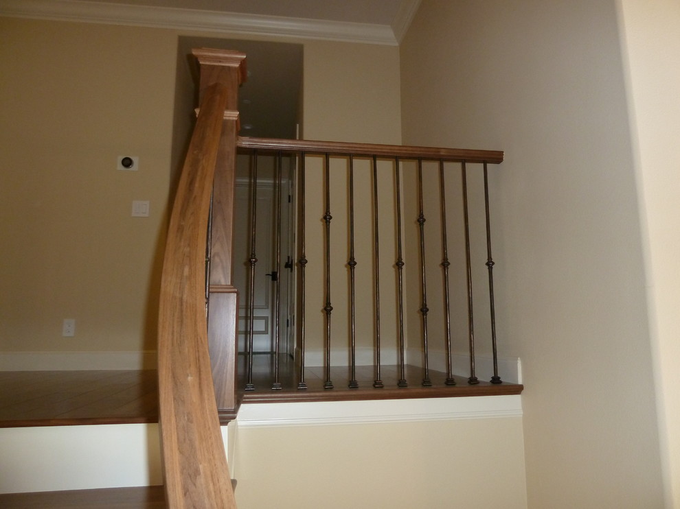 Пример оригинального дизайна: лестница в современном стиле с деревянными ступенями и крашенными деревянными подступенками