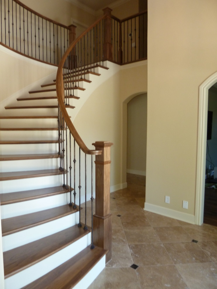 Cette photo montre un escalier peint courbe tendance de taille moyenne avec des marches en bois.