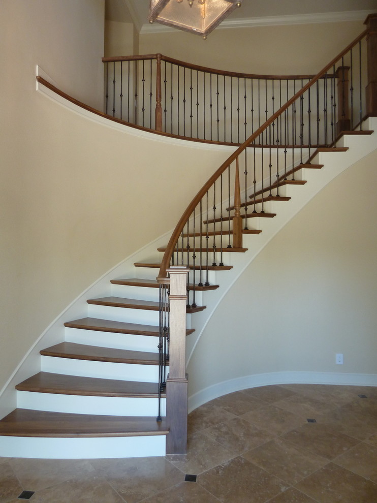 Imagen de escalera curva contemporánea de tamaño medio con escalones de madera y contrahuellas de madera pintada