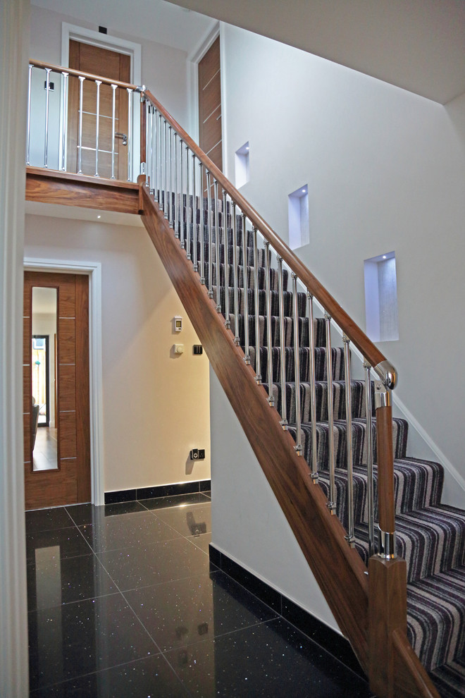 Foto de escalera recta actual de tamaño medio con escalones de metal y contrahuellas de madera pintada
