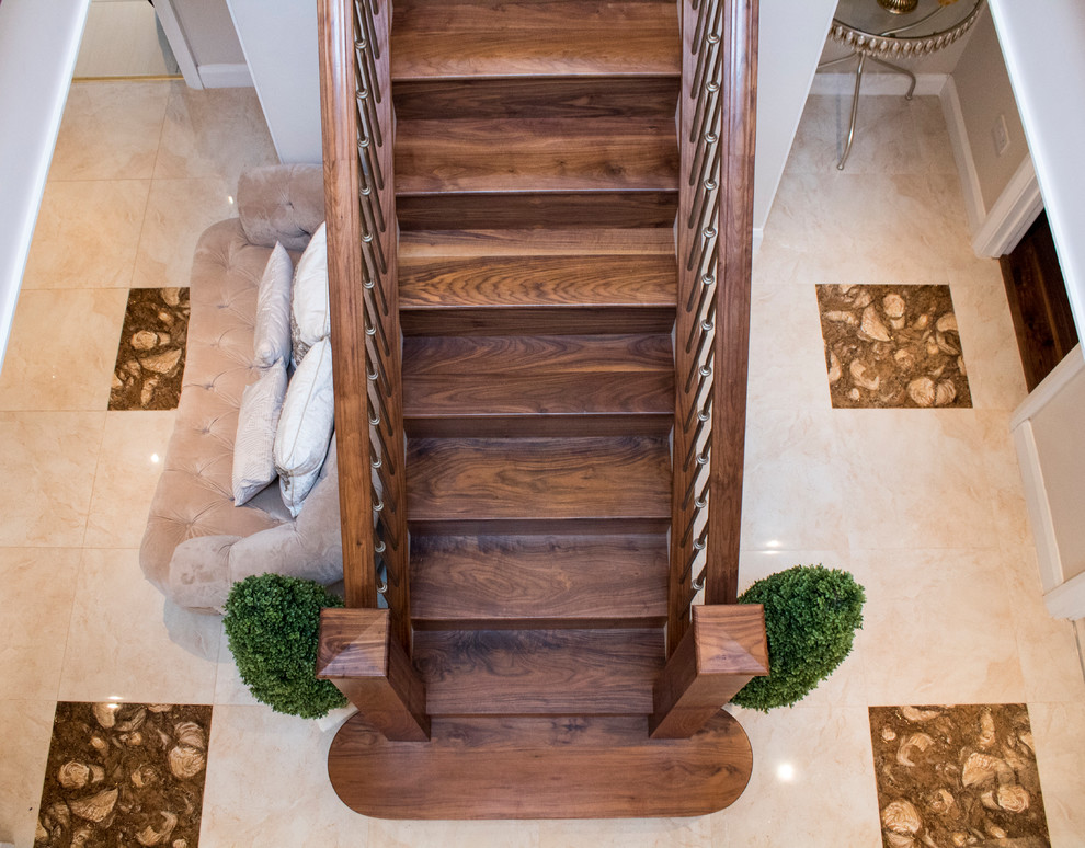 Diseño de escalera recta contemporánea de tamaño medio con escalones de madera, contrahuellas de madera y barandilla de varios materiales
