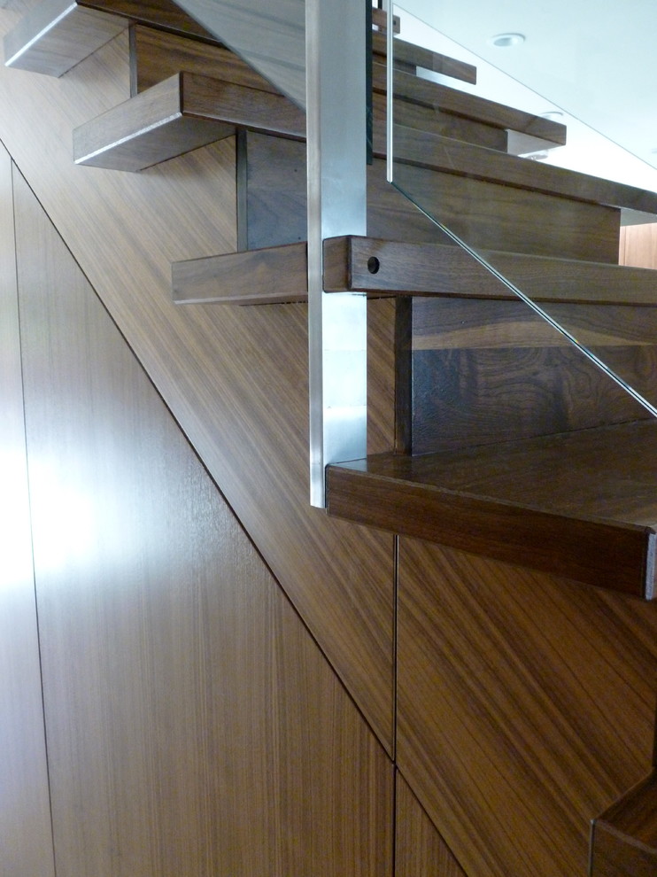 Foto de escalera recta contemporánea con escalones de madera y contrahuellas de madera