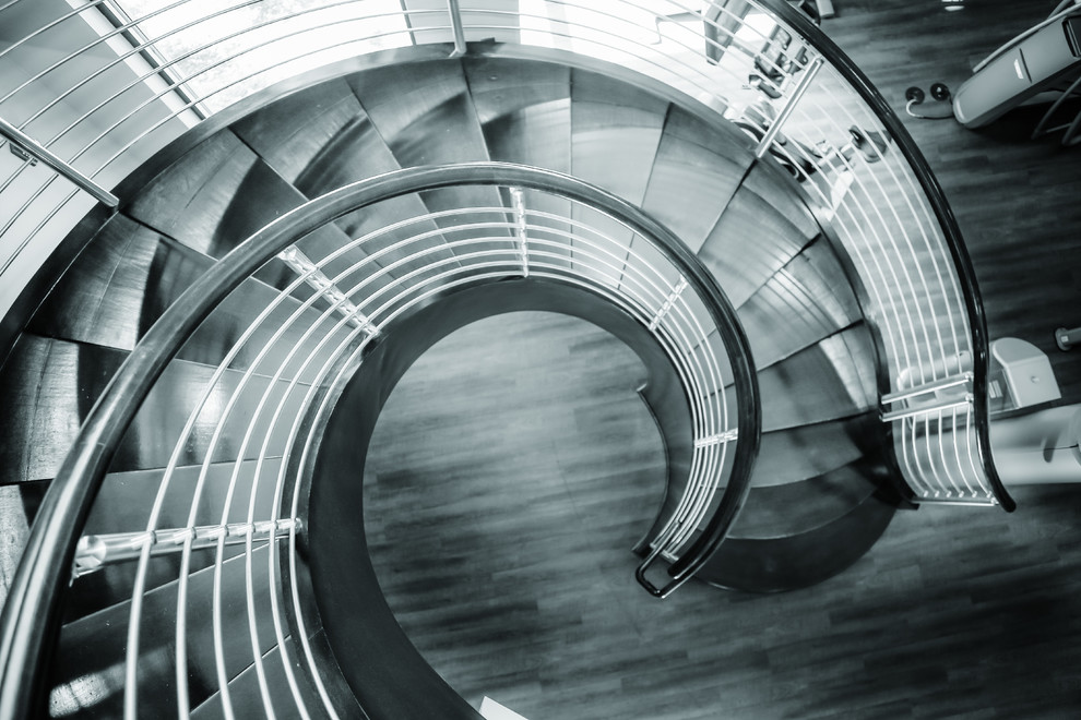 Imagen de escalera curva moderna sin contrahuella con escalones de madera