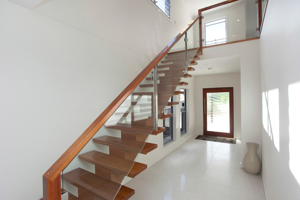 Diseño de escalera recta minimalista extra grande con escalones de madera y contrahuellas de madera