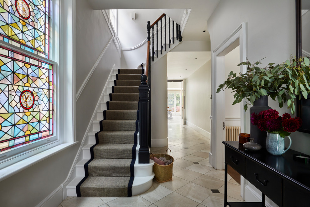 Источник вдохновения для домашнего уюта: угловая лестница в классическом стиле с крашенными деревянными ступенями, крашенными деревянными подступенками и деревянными перилами