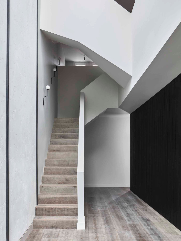 Imagen de escalera en L minimalista con escalones de madera y contrahuellas de madera