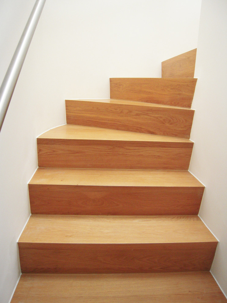 Small modern wood u-shaped staircase in London.