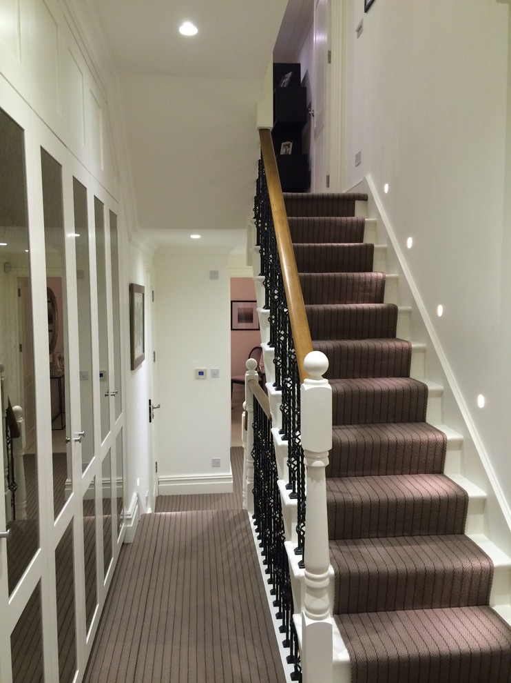 ロンドンにあるトラディショナルスタイルのおしゃれな階段の写真