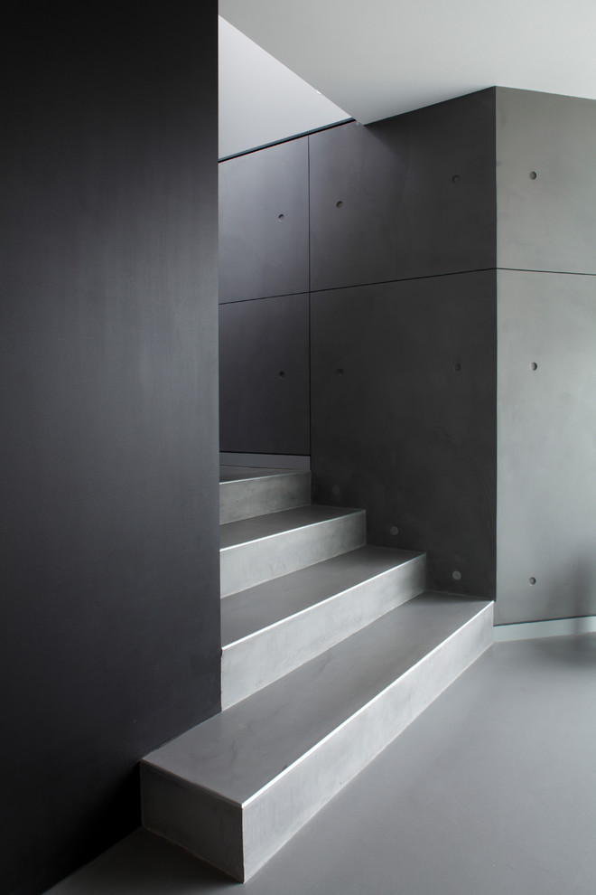 На фото: прямая бетонная лестница среднего размера в стиле лофт с бетонными ступенями
