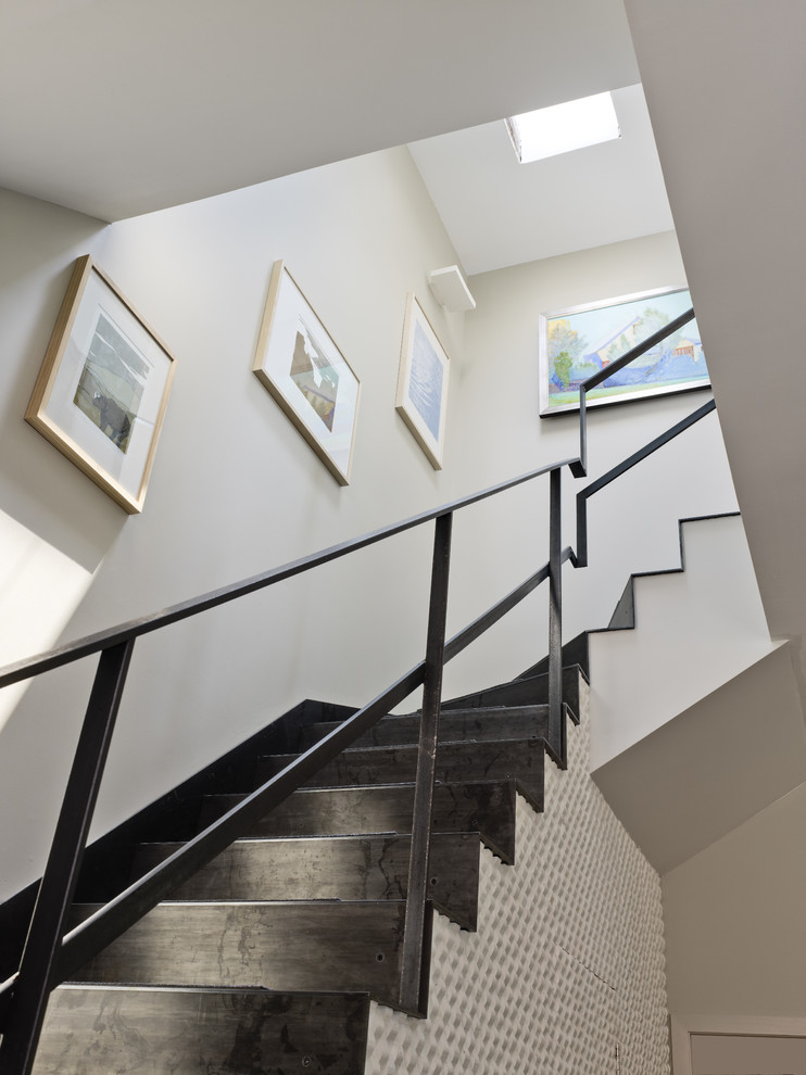 Cette image montre un escalier design avec des marches en métal.