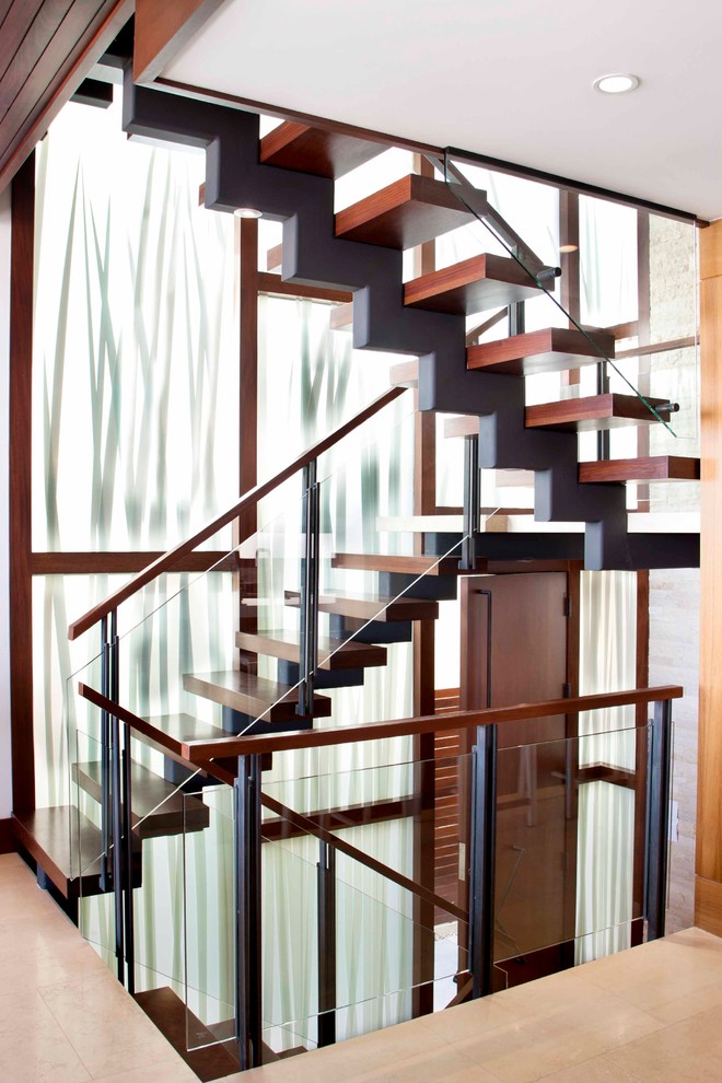 На фото: п-образная лестница в современном стиле с деревянными ступенями и стеклянными перилами без подступенок
